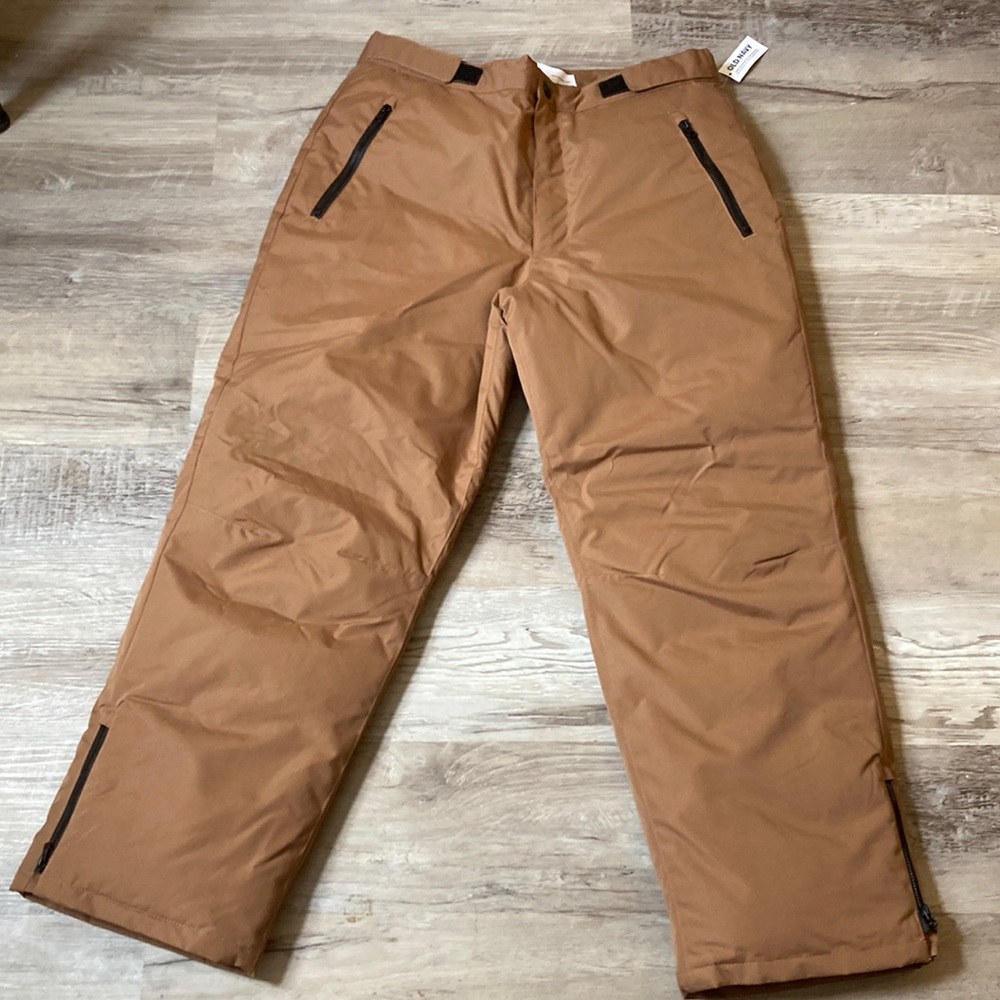 Old navy kids snow pants size 14-16.                 NEW WITH TAGS